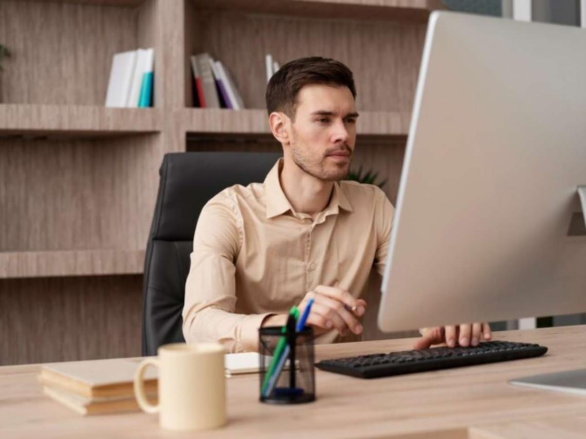 Teilnehmer bei interaktiver Seminardiskussion